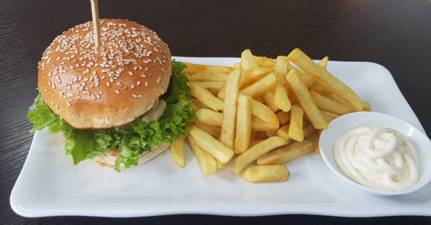 Imbiss - Burger mit Fritten und Sauce (Majo)